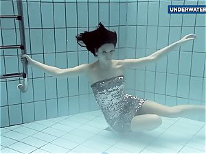 displaying bright mounds underwater makes everyone horny